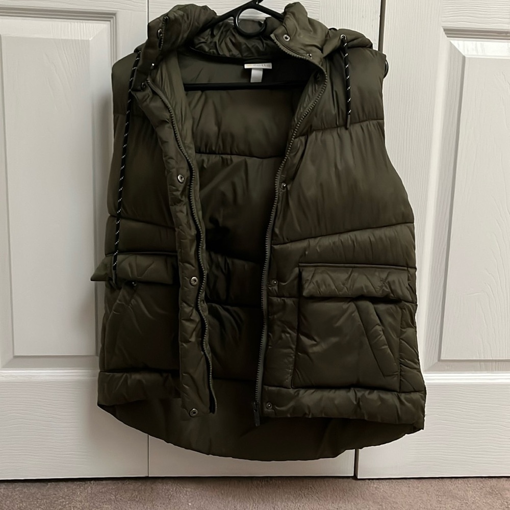 Zella Puffer vest with hood.